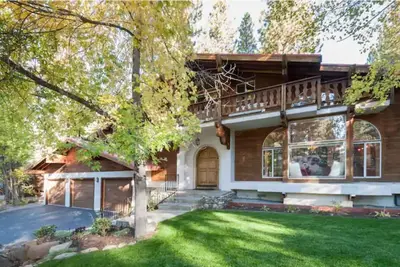 Image de Lrg spacious home, Kid & Pet friendly, New Hot Tub, Big Yard, 5min walk to Lake!