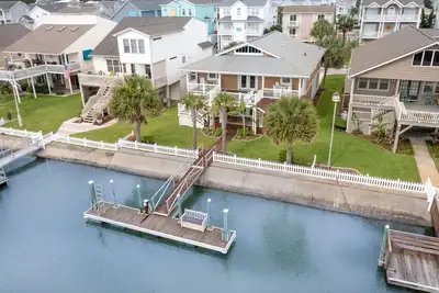 Image de 4 Bdrm Canal House With Large Outdoor Living Space