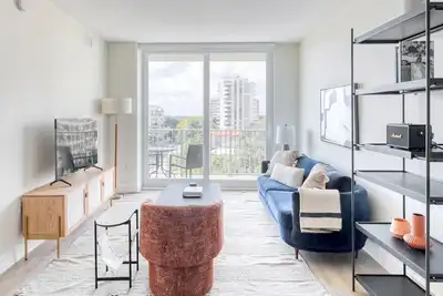 Image de Modern Coral Gables 2br w/ W/D, Pool & Gym, near Shops, by Blueground