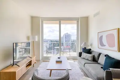 Image de Stylish Coral Gables 2br w/ W/D, Pool & Gym, near Shops, by Blueground