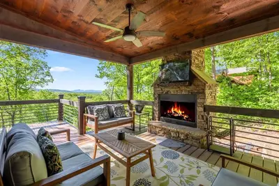 Image de Mountain Breeze, an exquisite home with stunning mountain views is conveniently
