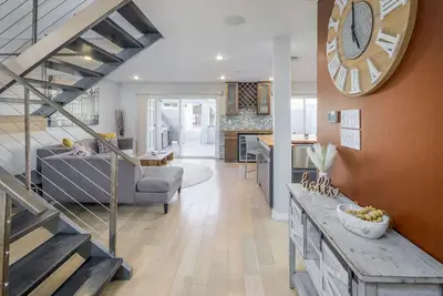 Image de Prime Location, 2 Primary Suites, Heated Pool, Heated Spa, Near Golf, & More