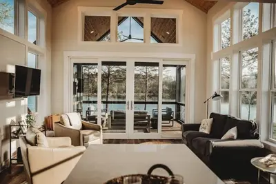 Image de Lakeside Tiny Home in The Retreat by Water's Edge
