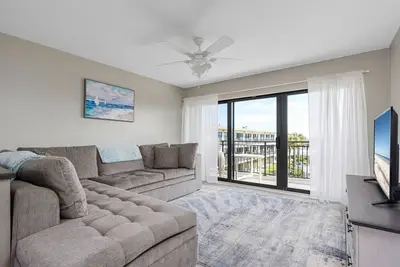 Image de Luxury Condo, -Steps to the Beach, Balcony, Ocean View + Pool