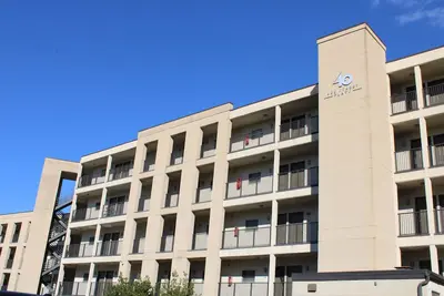 Image de Downtown 2 bed, 2 bath, pet friendly apartment ~Bumble Bee
