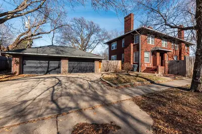 Image de 2 Bed 1 Bath Property in College Hill with Garage!