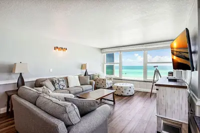 Image de ☀️Stunning Beach Views~ Corner Condo~ Pool~ 2br Madeira Vista 201