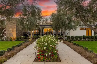Image de New Close to Old Town Scottsdale with heated, covered pool in coveted Pv Farms