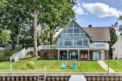 Image de Large Lake House: Expansive View