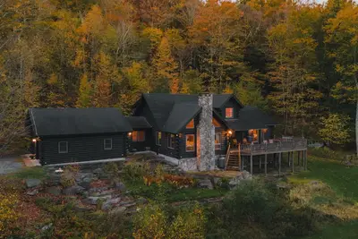 Image de Amber Acres Lodge; Spacious Log Cabin with Mountain Views and Lake Access