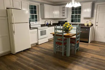Image de Historical Lakeside House minutes from downtown, shops and lakes!