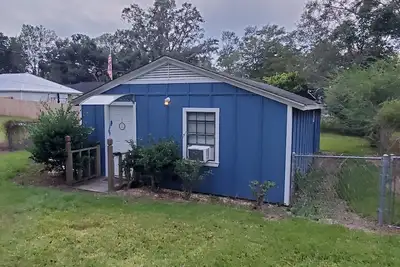 Image de Little Blue House in the heart of Robertsdale