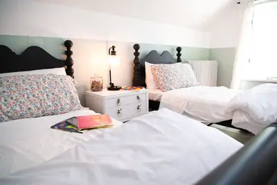 Image de ✨Family Retreat in the Heart of Town! 4br Charm, Ideal for Memorable Getaways🧚