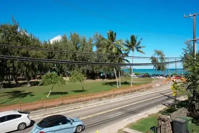 Image de Cool retreat at the entrance to Lanikai-Very Close to Beach-3 Primary Bedrooms