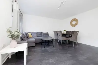 Image de Stylish House with Garden & Parking