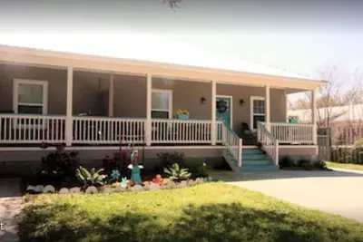 Image de Comfortable, Spacious & Great Location! !