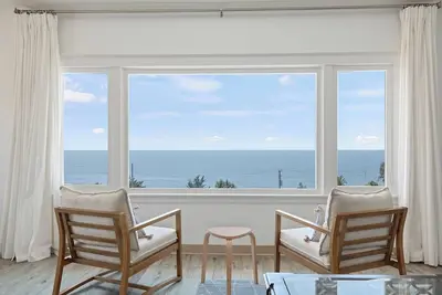 Image de Steps to Beach & Town! Ocean Views! Great for Gathering Family & Friends!