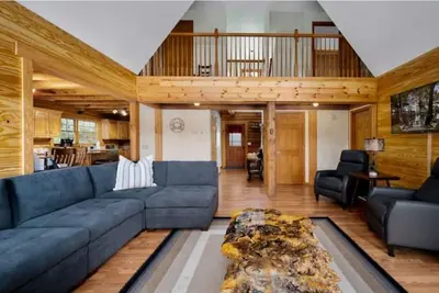 Image de Waterfront Log Home Retreat- Dock, Kayaks, Rest!