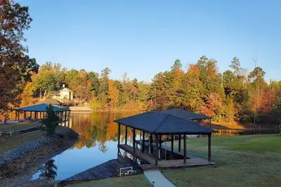 Image de Lakefront Retreat – Sleeps 16