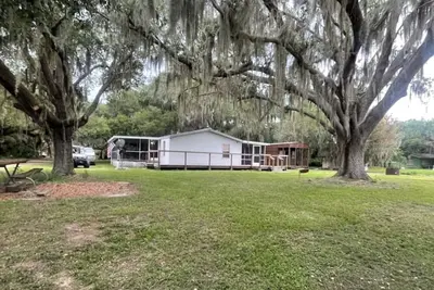 Image de 3 bedroom, 2 bath on Lake Kissimmee canal with boat dock and trailer parking.