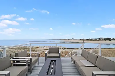 Image de Spectacular Views New Waterfront Home, steps to the sand, in a sleepy beach town