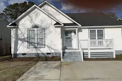 Image de Newly Renovated, Dog Friendly, Fully Fenced Back Yard, Easy Beach Access!