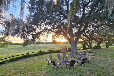 Image de ✨Cowboy Charm 🤠 Golf Cart Available 🌻Backyard Bliss 🌾River Ranch Access 🔑