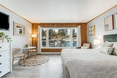 Image de River Studio for Two with Pool and Hot Tub Access!