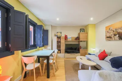 Image de Modern Duplex in Plaza Mayor By SharingCo