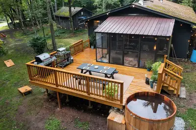 Image de Catskill Retreat: Cozy Cabin with Cedar Hot Tub & Pet-Friendly
