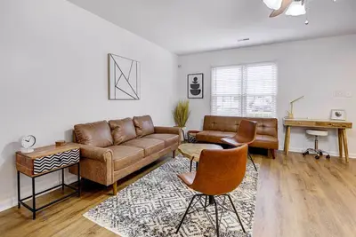 Image de Contemporary Townhome ~ 7 Mi to Dtwn Raleigh!