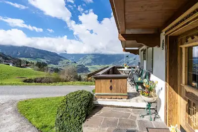 Image de Appartement 'Unterlehenhof N' avec vue sur les montagnes, balcon et Wi-Fi.