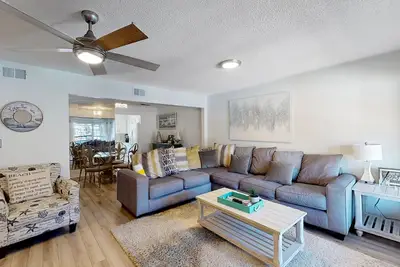 Image de 2-story townhouse near the beach with deck, grill, patio, washer/dryer, & cable