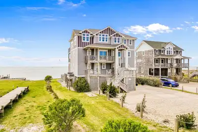 Image de Dazzling waterfront home with balconies, private pool, hot tub, & game room
