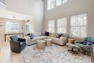 Image de Bishops Landing townhome with screened porch, patio, on-site pool & tennis
