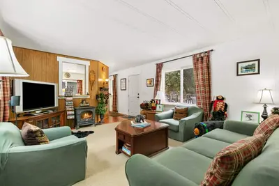Image de Secluded home with hot tub, firepit, & deck - peaceful location