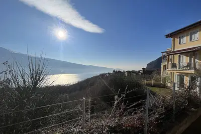 Image de Appartement de vacances 'Résidence La Villa Kalliste' avec vue sur le lac, jardin et piscine