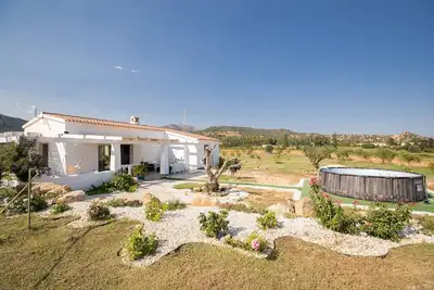 Image de Maison de vacances \"Villa S'ena e Su Juncu\" avec vue sur les montagnes, piscine & Wi-Fi