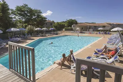 Image de Appartement de vacances \"Poggio Mezzana\" avec vue sur mer, piscine partagée et climatisation.