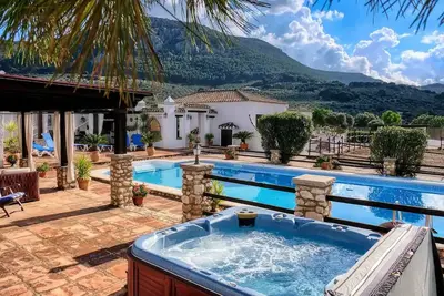 Image de Villa 'Pasa Fina, Luxury Holiday Retreat' avec vue sur la montagne, piscine partagée et Wi-Fi