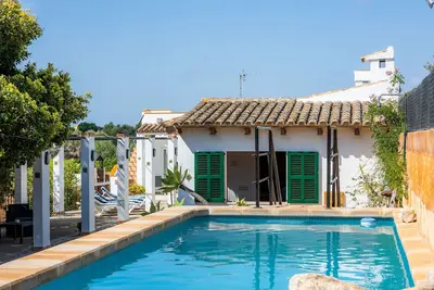 Image de Maison de campagne \"Sa Casa Des Pintor Miquel Vives 213\" avec piscine privée, 2 terrasses et Wi-Fi