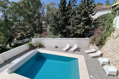 Image de Maison de vacances \"Villa moderne avec piscine privée\" avec vue sur la mer, Wi-Fi et climatisation.