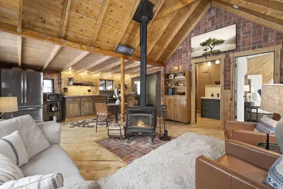 Image de The Tyrolean Cabin. Panoramic Views. Hot Tub. Near Hiking, Biking and Skiing.