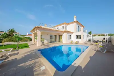 Image de Villa Ruana is located in a quiet and safe area close to Praia do Castelo.