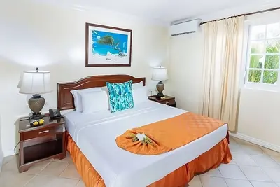Image de Indulge in Home Like comfort! Close to Pigeon Island Mountain, Pool, Kitchen