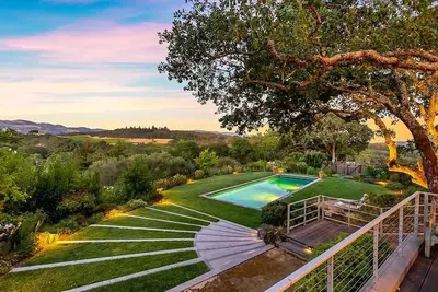 Image de Gorgeous hilltop estate with heated pool in Kenwood