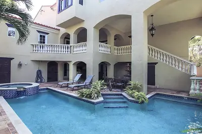Image de Sandcastle Captiva luxurious, 2 minutes from beach, private pool, bay views