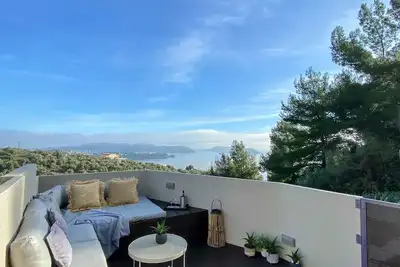 Image de Suite de luxe avec lit double queen, vue imprenable sur la mer et jacuzzi privé