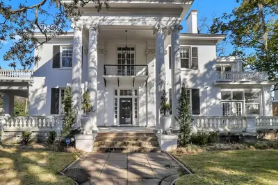 Image de Impeccable Mansion w/ Private Parking and Large Yard by Lucky Savannah