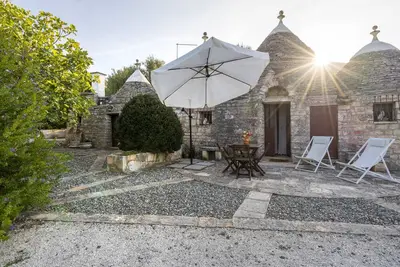 Image de Appartement 'Trullo Relax' avec terrasse privée, Wi-Fi et climatisation.